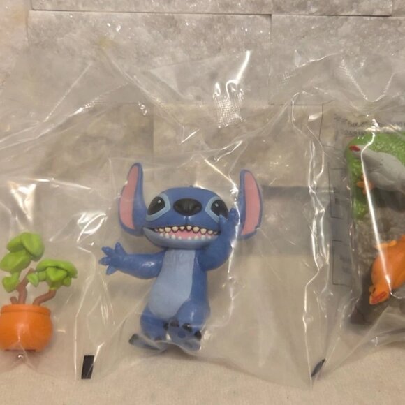 2025 Disney Lilo & Stitch Movie Time CONFIRMED Chasing Chickens SEALED BAG - Picture 3 of 3